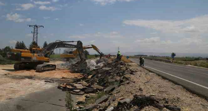 4 metreyi bulan kırılmanın olduğu yolda yenileme çalışmaları başladı