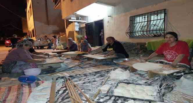 Depremzede kadınlar bayram için imece usulü yufka ekmek pişirdi