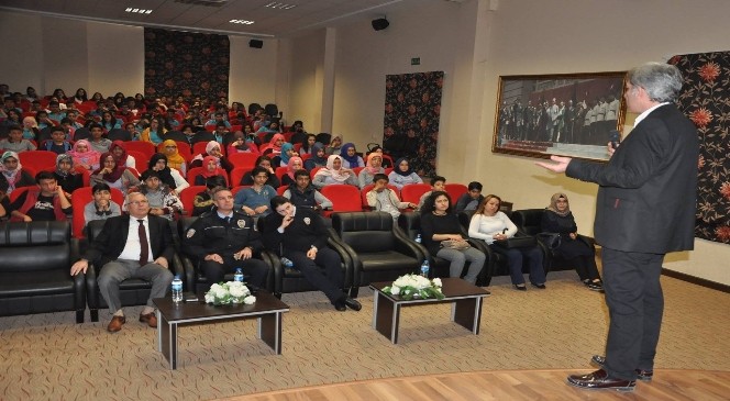 Payas’ta Öğrencilere İnternetin Zararları Anlatıldı