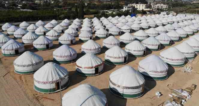 Görünümleriyle dikkat çeken Kırgız çadırları, depremzedelere sıcak yuva olacak