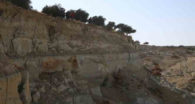 Depremin üzerinden aylar geçse de devasa yarık görüntüsüyle ürkütüyor