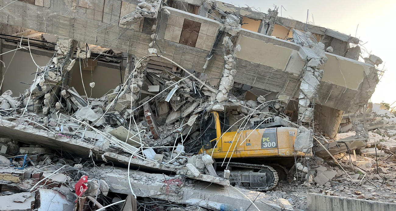 Hatay’da iş makinesinin üzerine bina çöktü: 1 yaralı