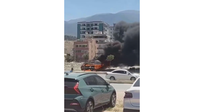 Kamyonet alev alev yandı