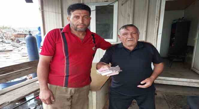 Deprem bölgesinde örnek davranış: Bulduğu 50 bin TL’yi sahibine teslim etti