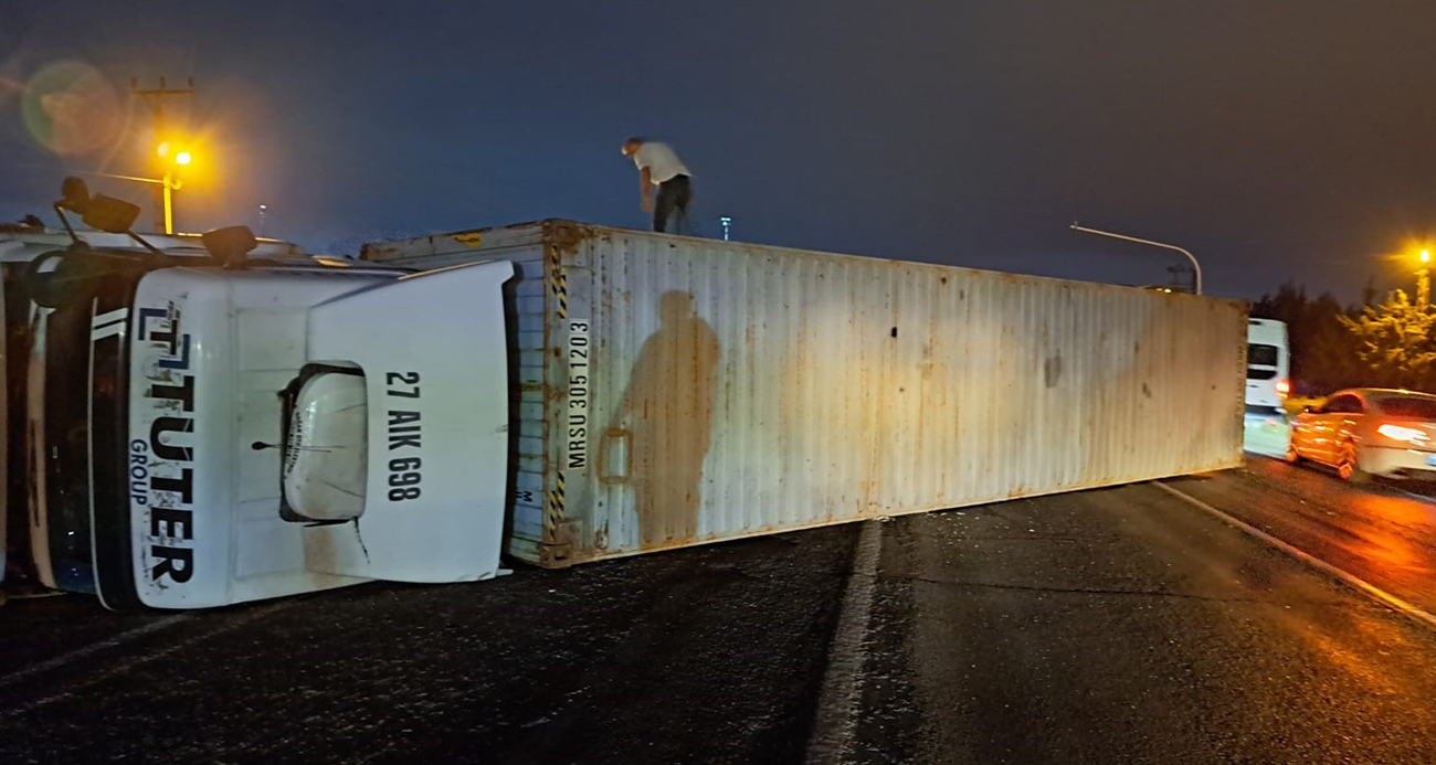 Hafif ticari araçla çarpışan tır devrildi: 2 yaralı