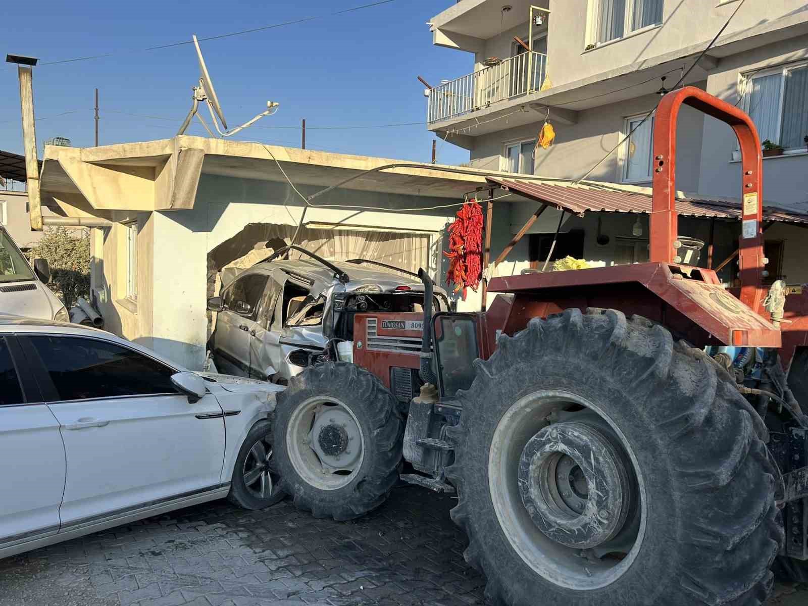Hatay’da 3 aracı biçen taş yüklü traktör, evin duvarını yıkıp içeri girdi