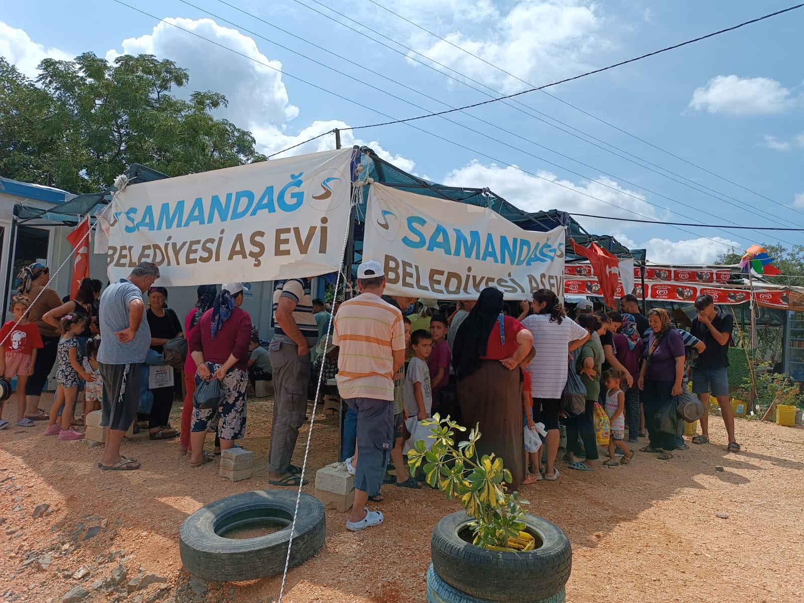 SAMANDAĞ BELEDİYESİ AŞEVİ’NDE KAZANLAR DEPREMZEDE VATANDAŞLAR İÇİN KAYNAMAYA DEVAM EDİYOR.