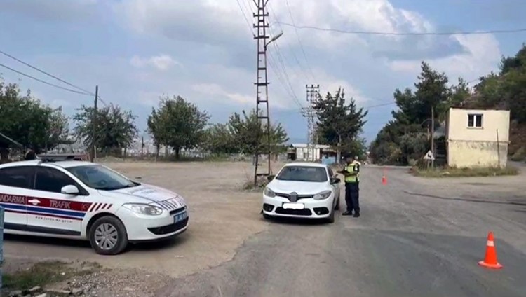 HATAY’DA BİR HAFTADA 75 DÜZENSİZ GÖÇMEN, 110 ARANAN ŞAHIS YAKALANDI
