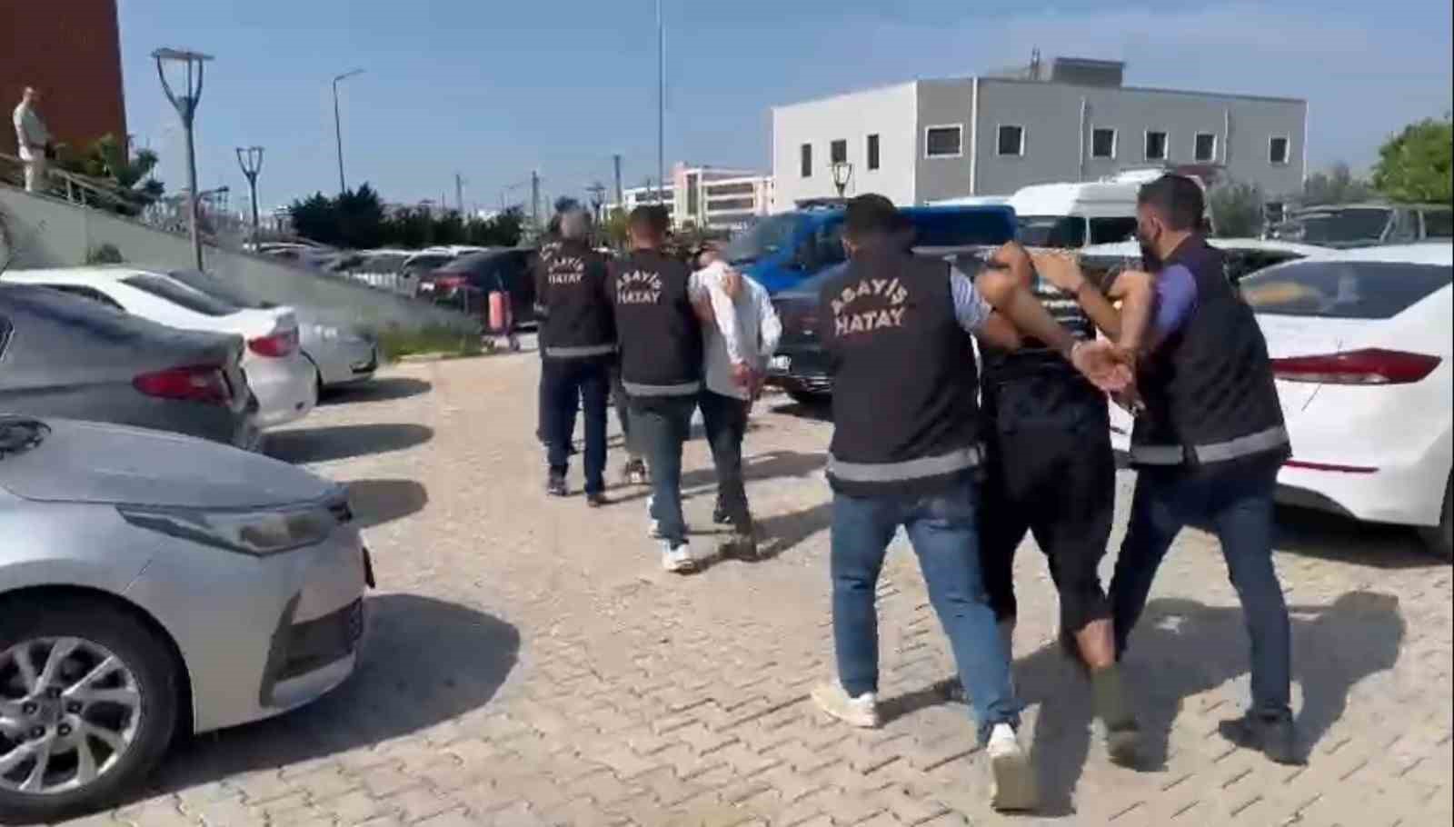 İskenderun’da hırsızlık ve zorla alıkoyma suçlarından aranan 6 kişi polisin düzenlediği operasyonla yakalandı