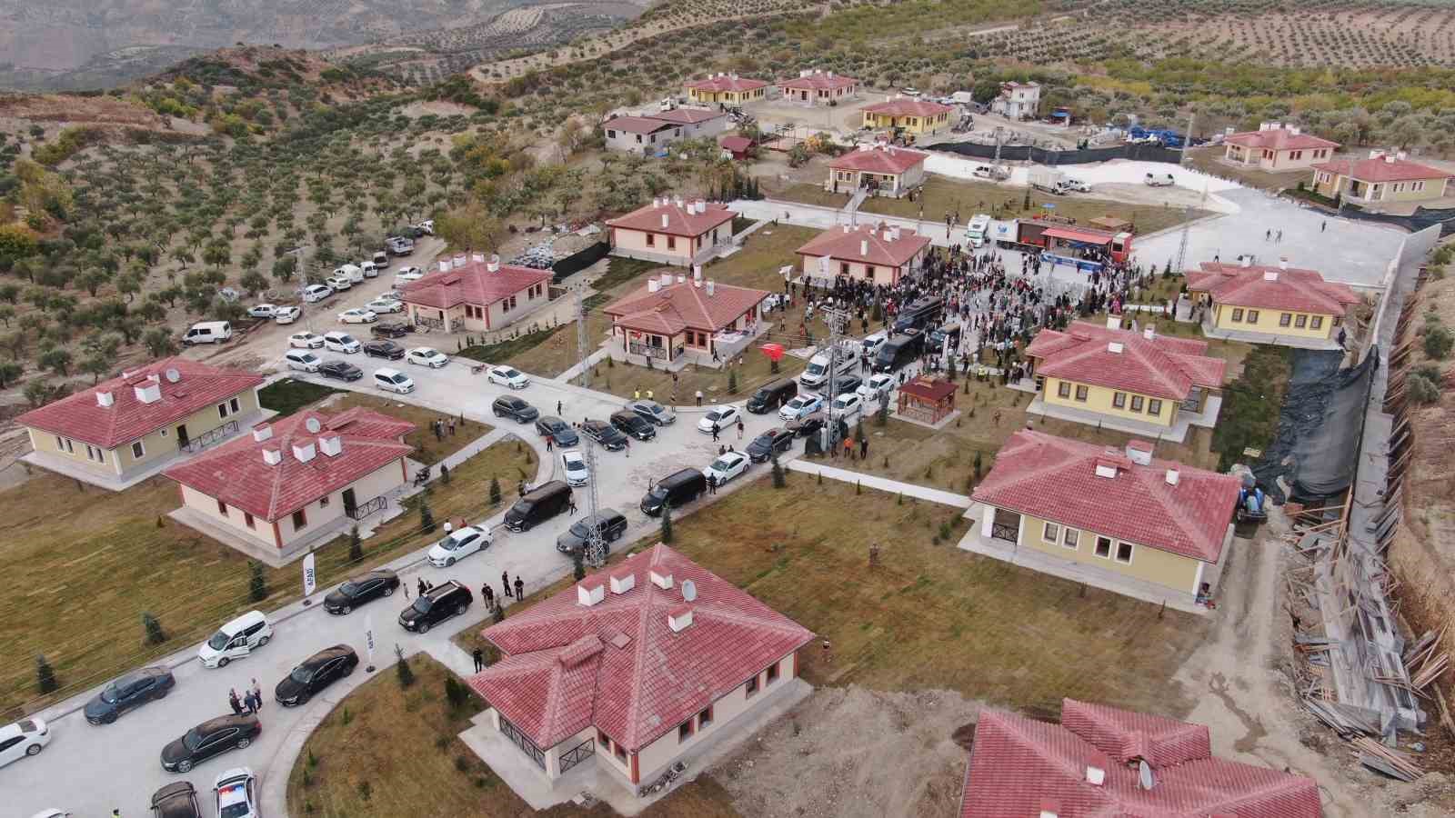 Bakan Özhaseki”Yapımı biten ilk etap köy evlerimizi, 25 konutumuzu hak sahiplerimize teslim ediyoruz”