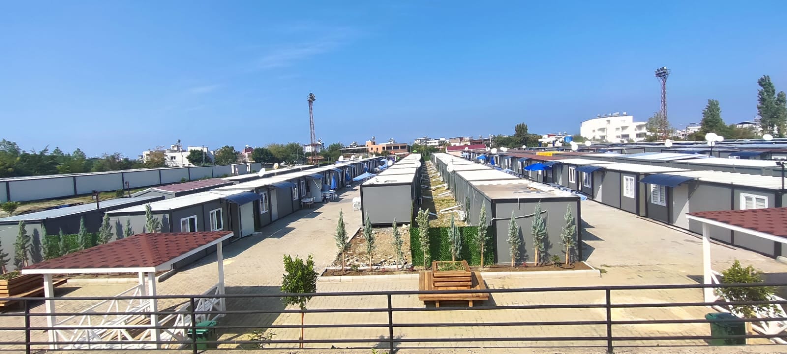 111 KONTEYNER HATAY’DA DEPREMZEDELERE YUVA OLDU