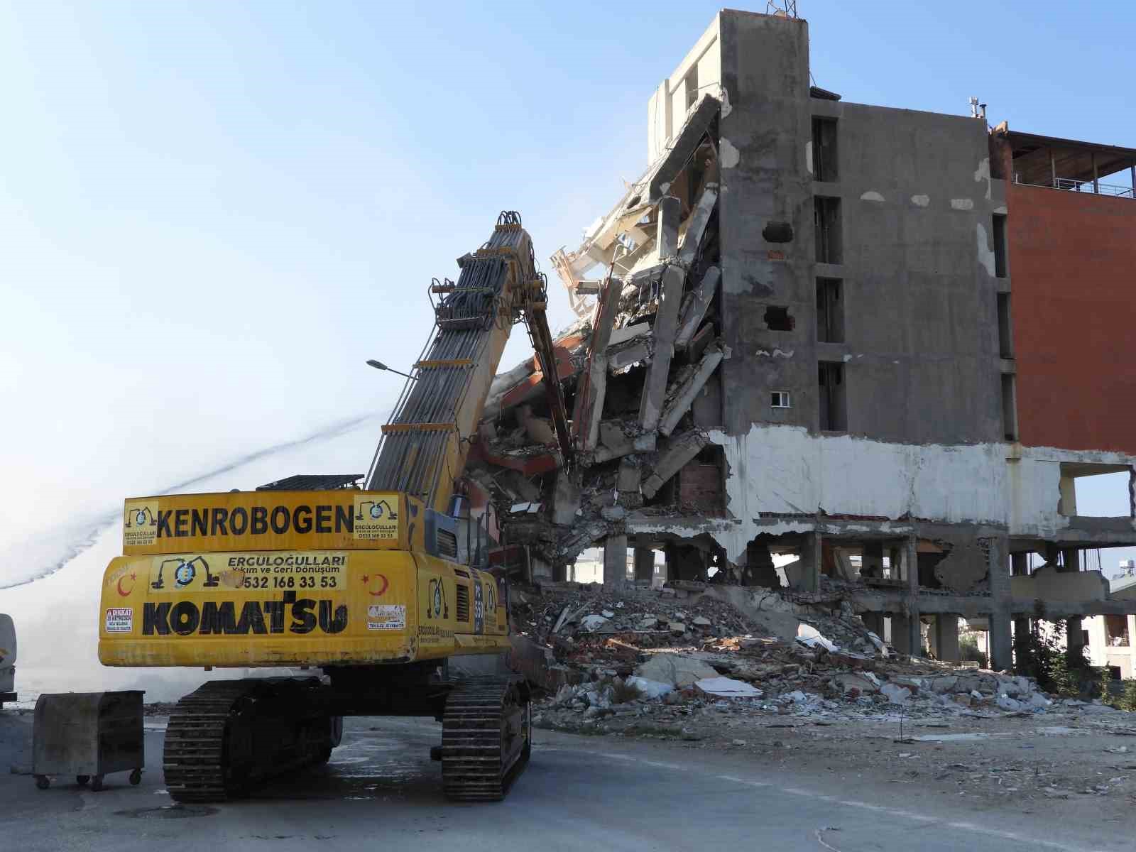 Samandağ’da depremden etkilenen binalar kontrollü olarak yıkılıyor