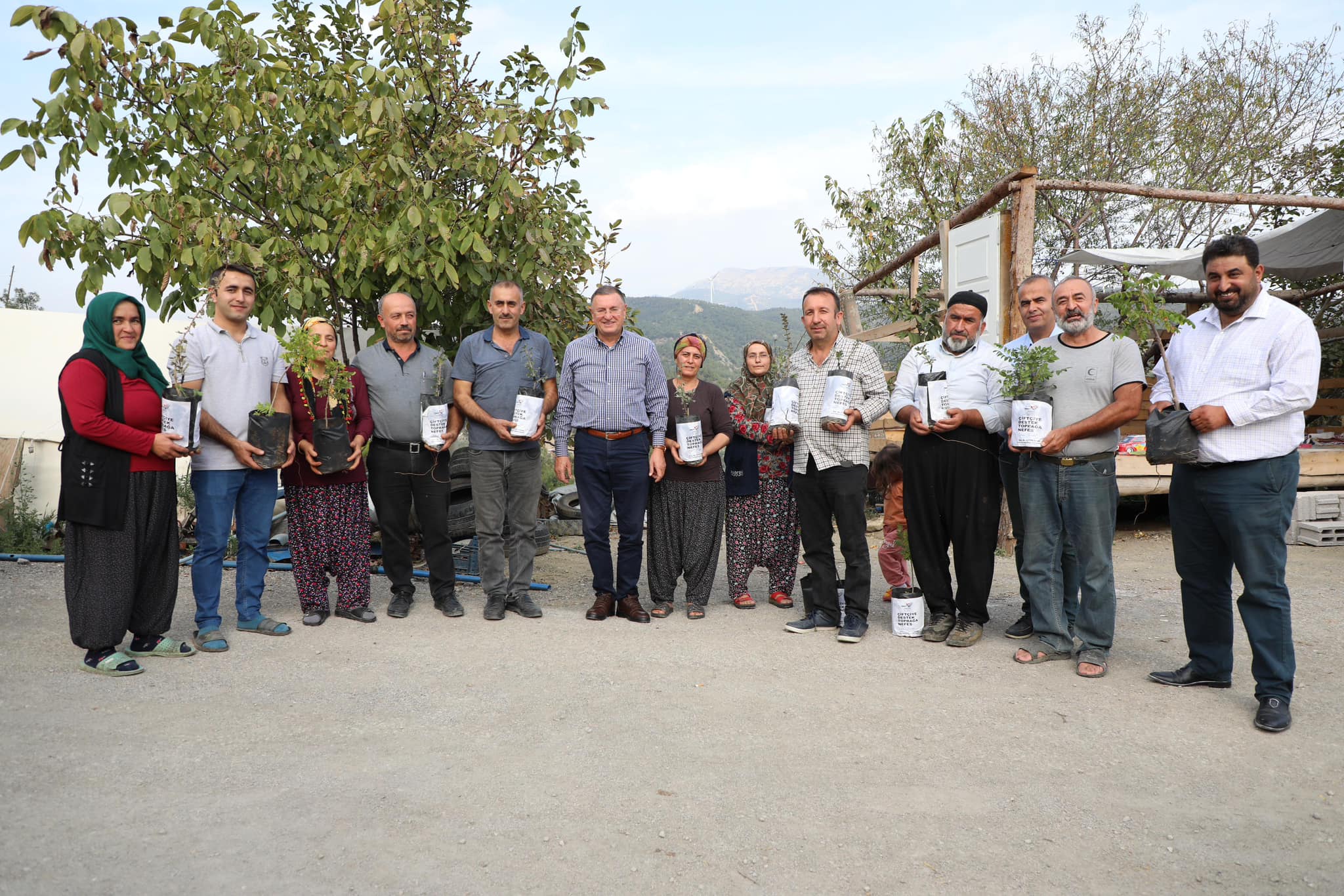 BAŞKAN SAVAŞ’TAN 700 AİLEYE DAHA FİDAN DESTEĞİ