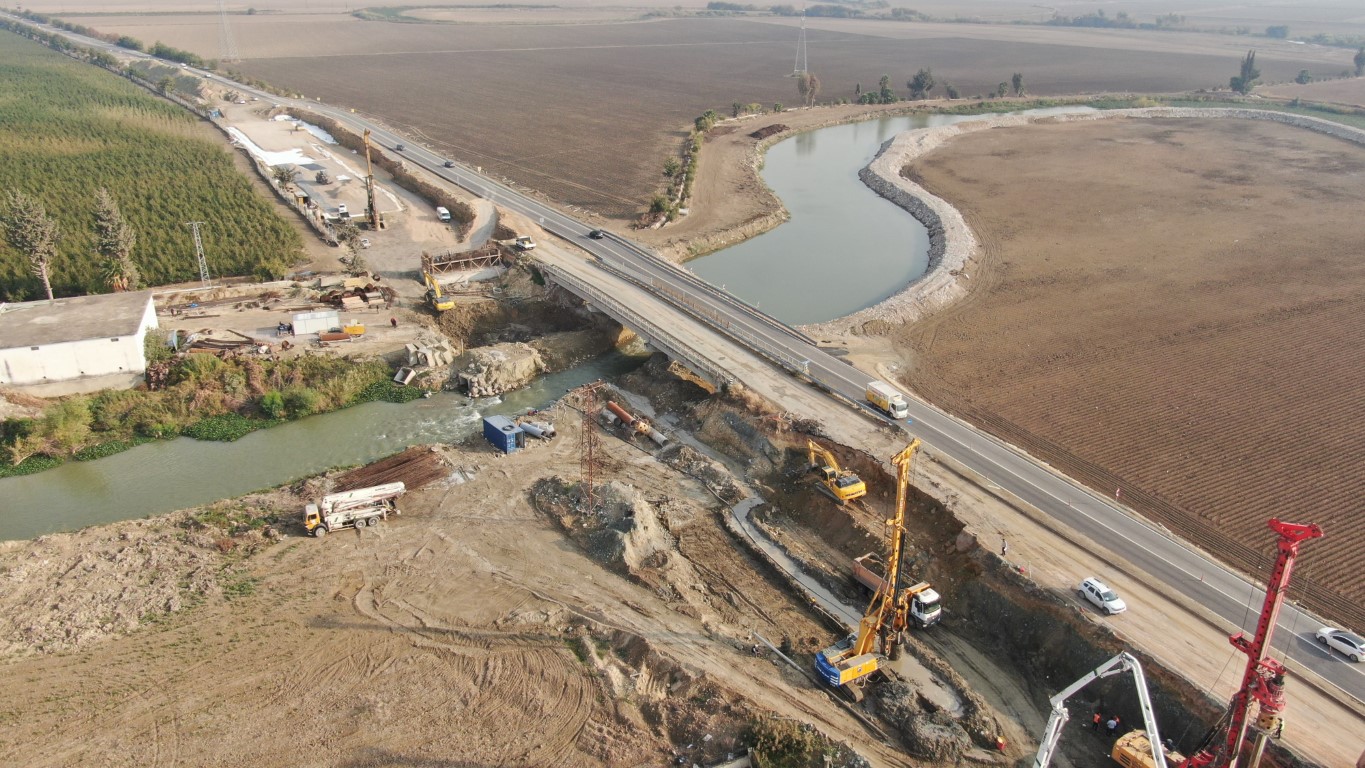 Hatay’da 4 metre kırılmaların olduğu yolda, depremin 3. gününde başlayan çalışmalar aralıksız devam ediyor