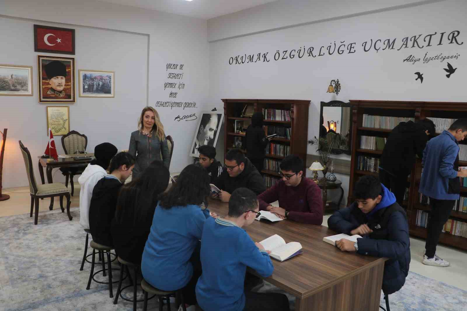 ÖĞRENCİLER, DEPREM SONRASI SÜRECİ KİTAP OKUYARAK ATLATIYOR ENKAZ KENTTEKİ MÜZE KÜTÜPHANE ÖĞRENCİLERDE DEPREMİN İZLERİNİ SİLİYOR