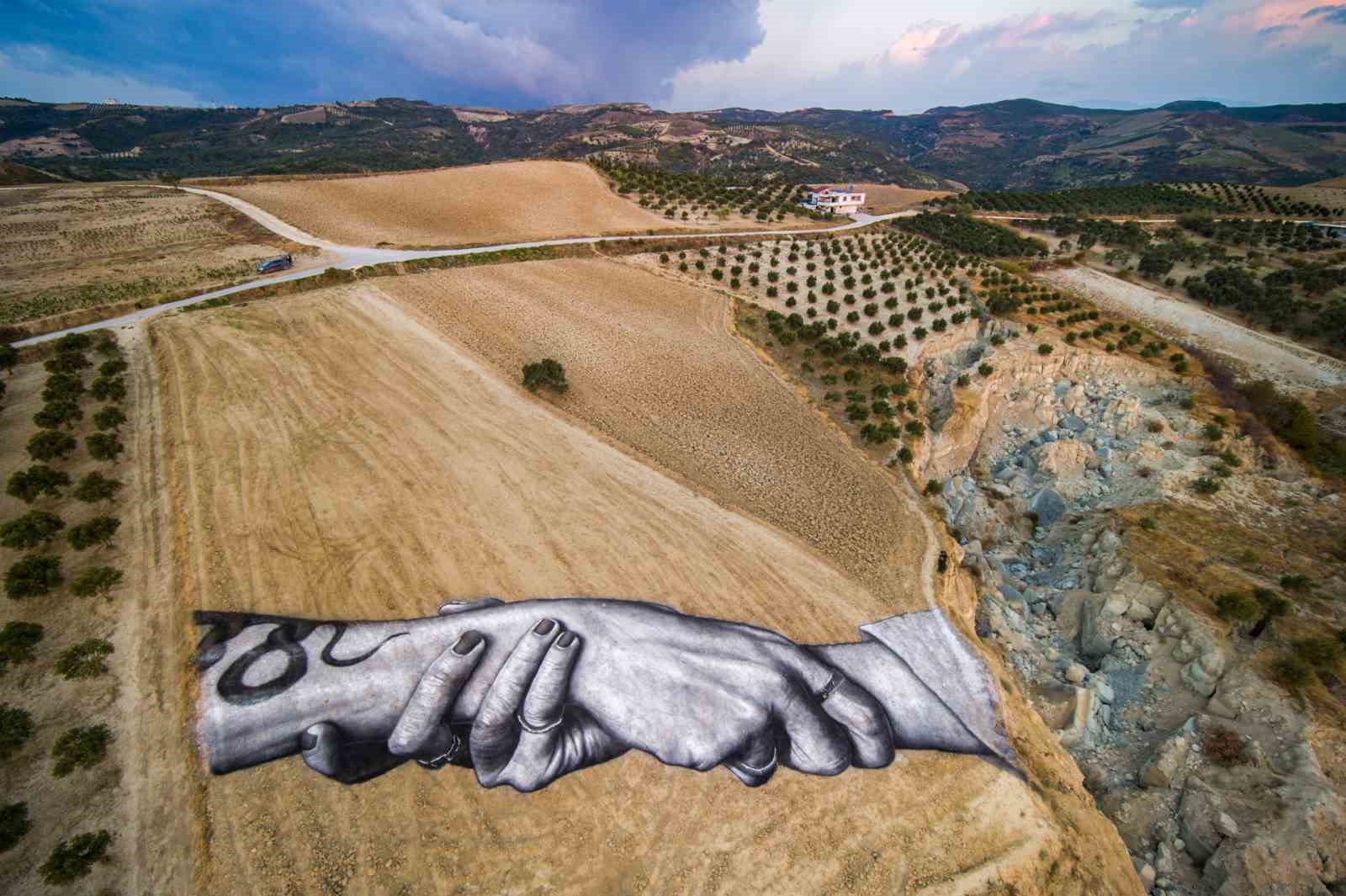 Fransız sanatçıdan depremde ortadan ikiye ayrılan bahçeye kardeşlik eseri