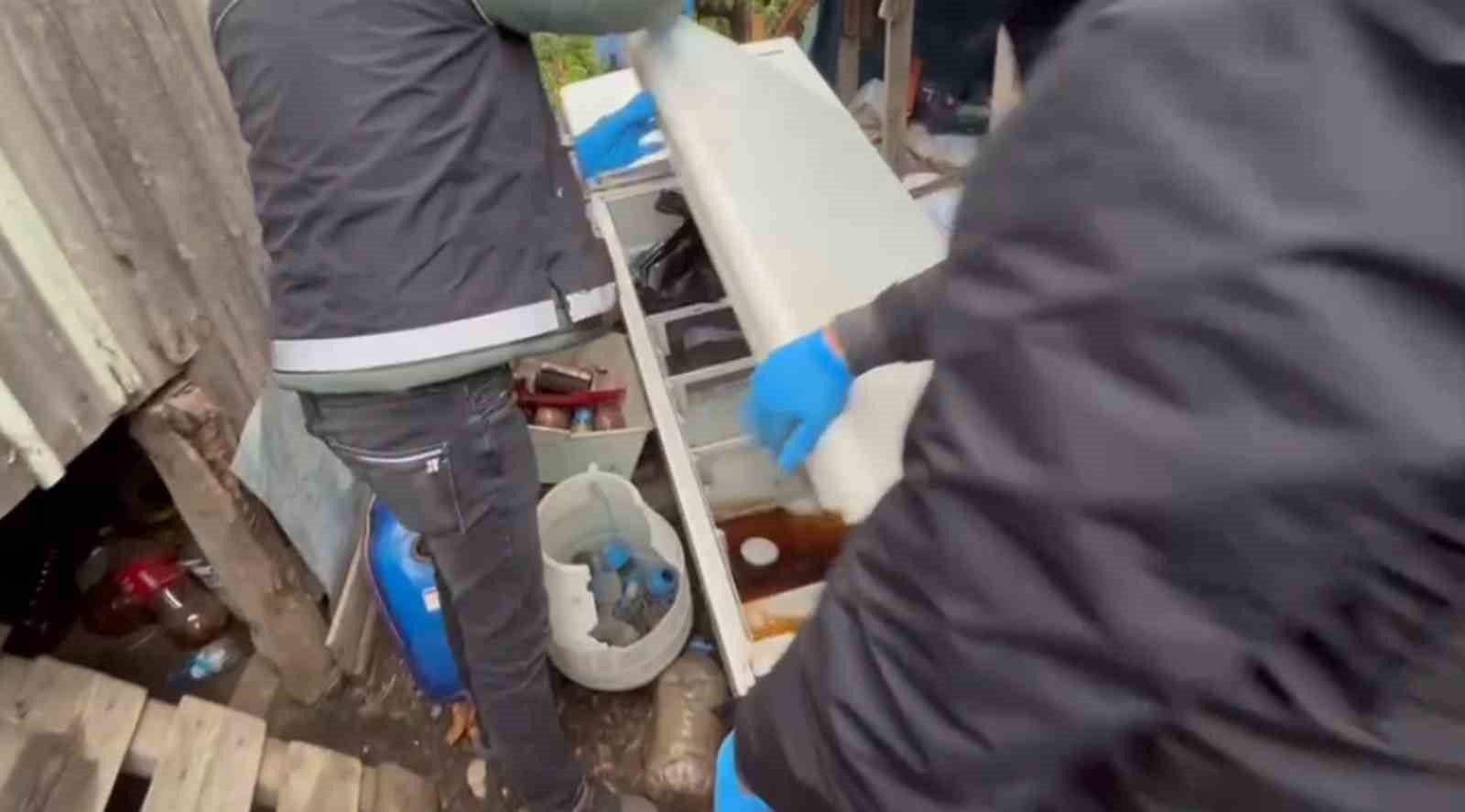 Polis ekipleri kilolarca uyuşturucuyu didik didik arayarak buldu