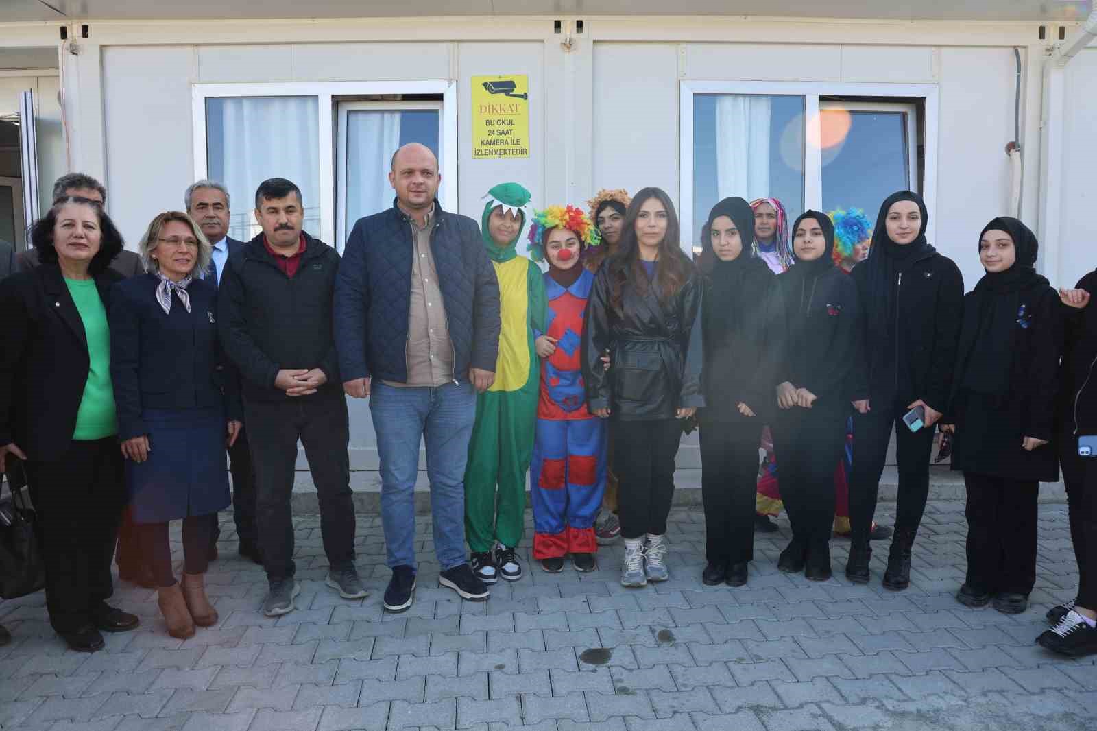 Hatay’da kız öğrencilerin diktikleri kıyafetler ve kuklalar çocuklara hediye edildi