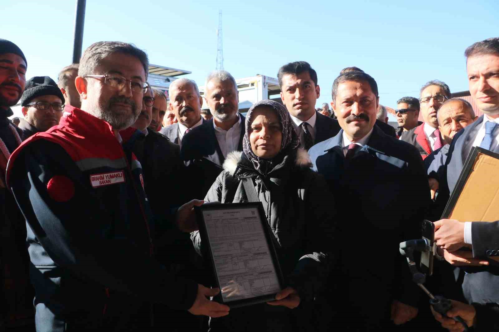 Bakan Yumaklı, depremde hayvanlarını kaybeden üreticilere büyükbaş hayvan dağıtımına katıldı