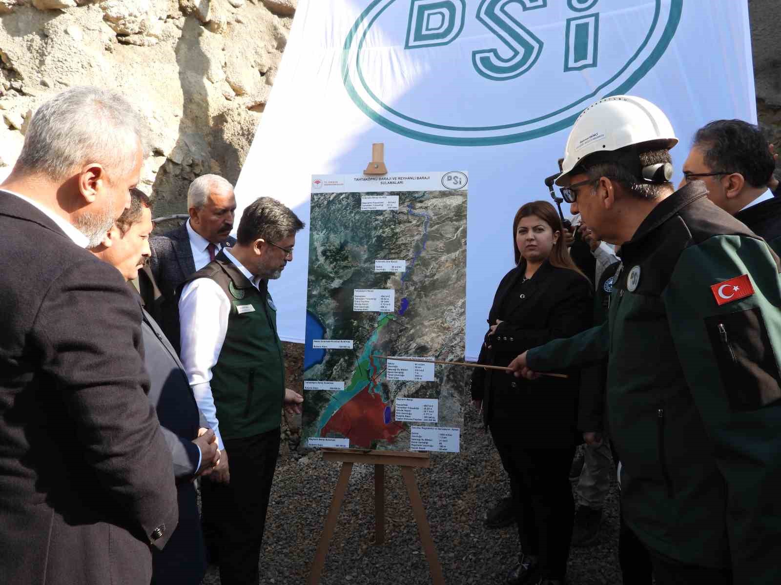 Bakan Yumaklı, yıllık 240 milyon metreküplük suyu Reyhanlı Barajı’na aktaracak ’Karasu regülatörü ve derivasyon kanalı’ inşaatında incelemelerde bulundu