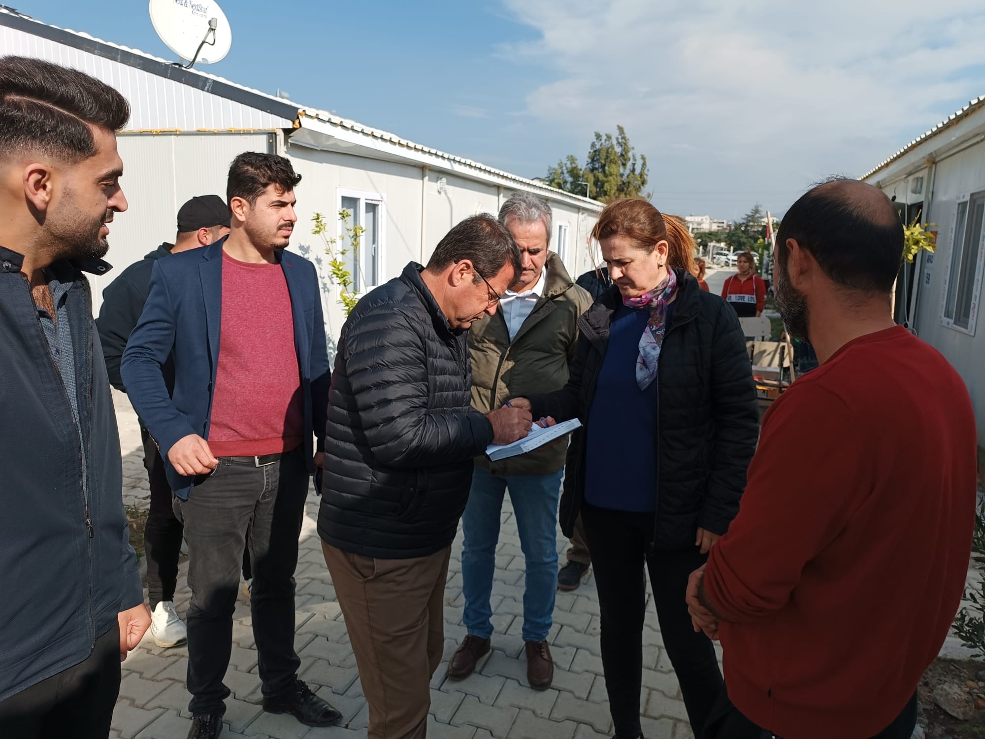 BAŞKAN ERYILMAZ, KONTEYNER KENTLERDE YAŞAYAN VATANDAŞLARI ZİYARET ETTİ