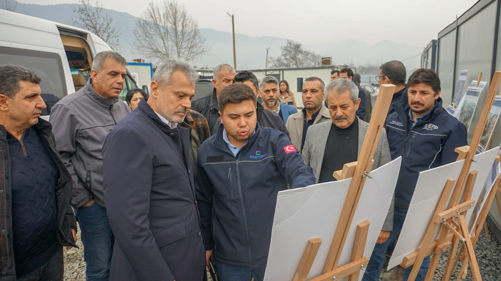 AK PARTİ HBB ADAYI MEHMET ÖNTÜRK, SAHAYA İNDİ