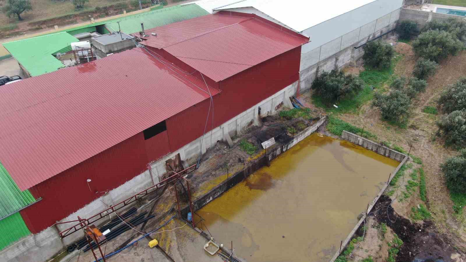 DEPODAN SIZAN TONLARCA ZEYTİNYAĞI ARAZİYE YAYILDI