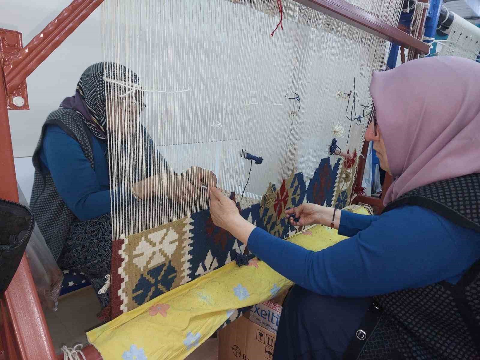 Kadınlar kilim tezgahında ilmik atıyor