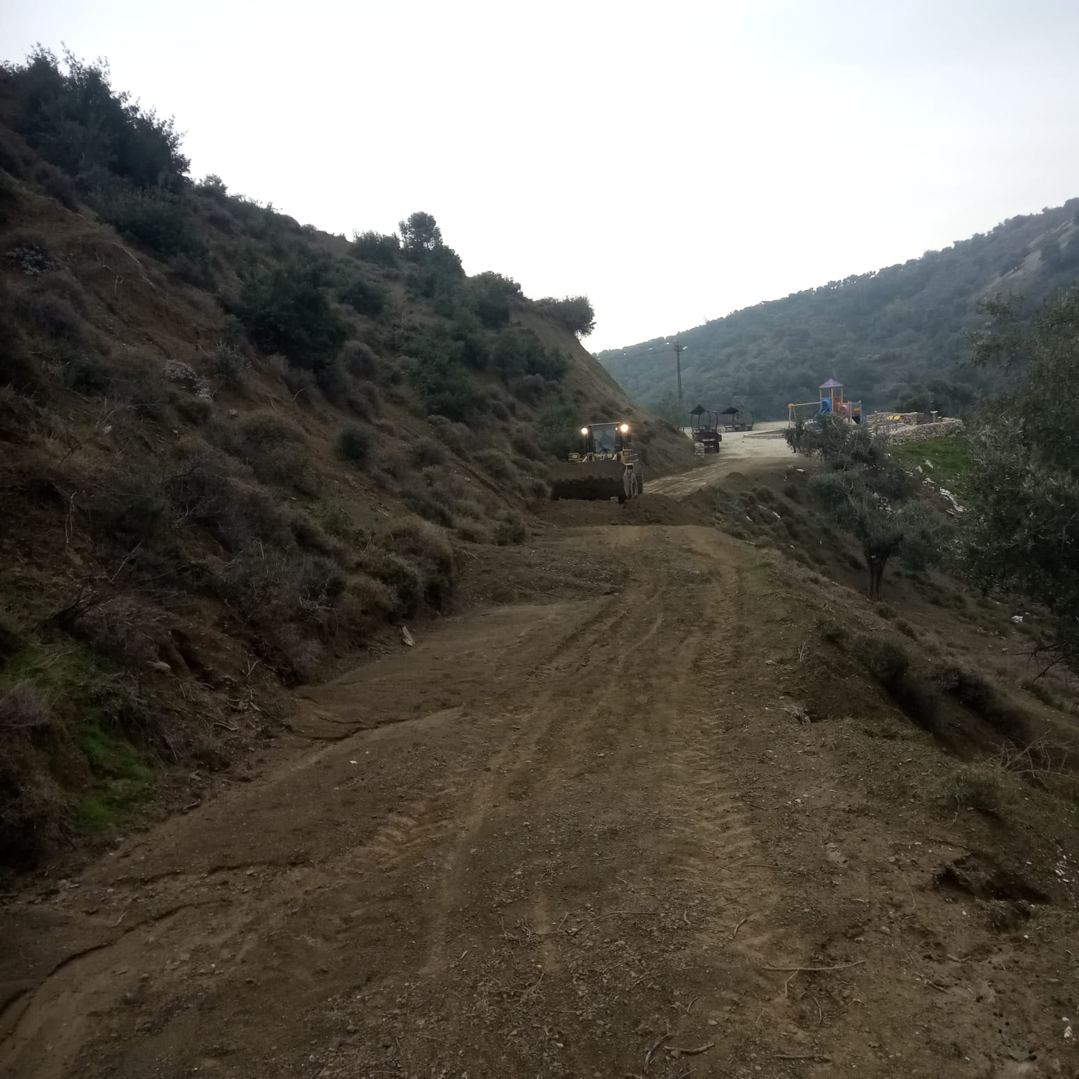 ALTYAPI ÇALIŞMALARI VE HEYELANDAN DOLAYI ZARAR GÖREN YOLLARI HBB ONARDI