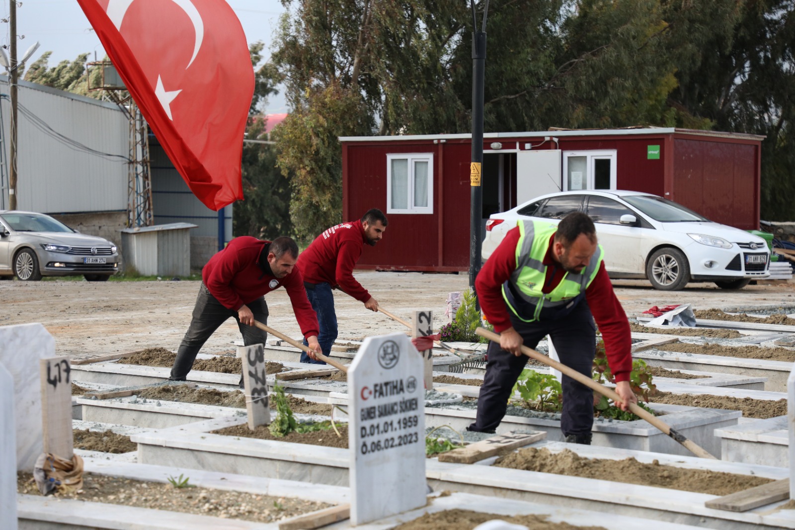 DEPREM ŞEHİTLERİ MEZARLIĞINDA BAKIM, ONARIM VE TEMİZLİK ÇALIŞMASI GERÇEKLEŞTİRİLDİ