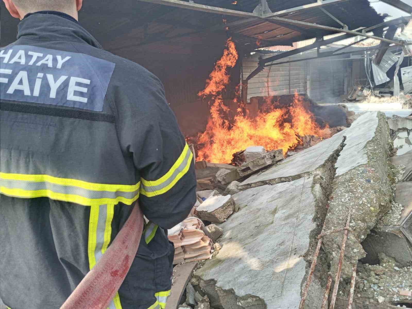 Antakya’da sanayi sitesinde yangın çıktı