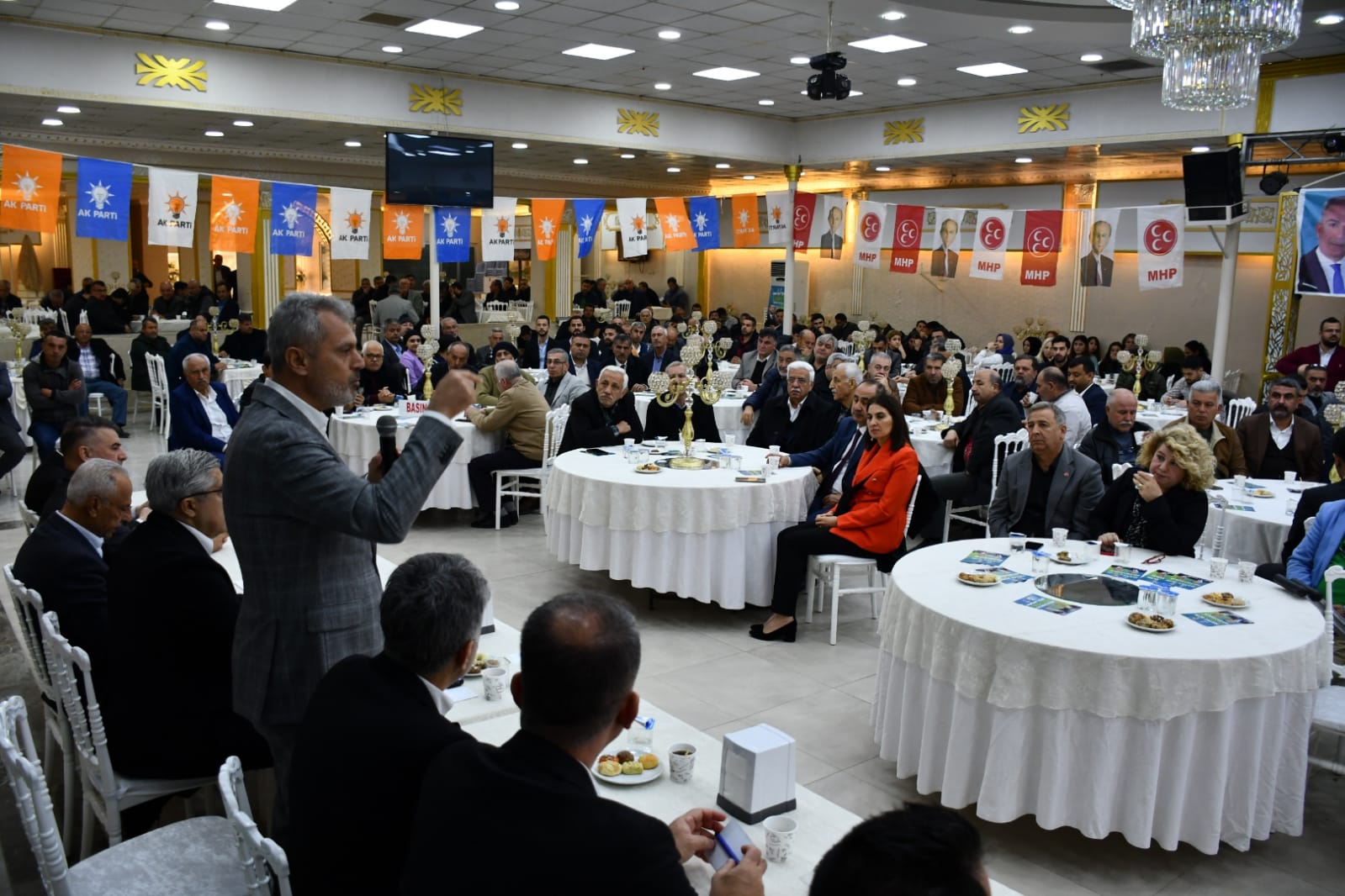 KIRIKHAN ÇELİK VE ÖNTÜRK’Ü BAĞRINA BASTI