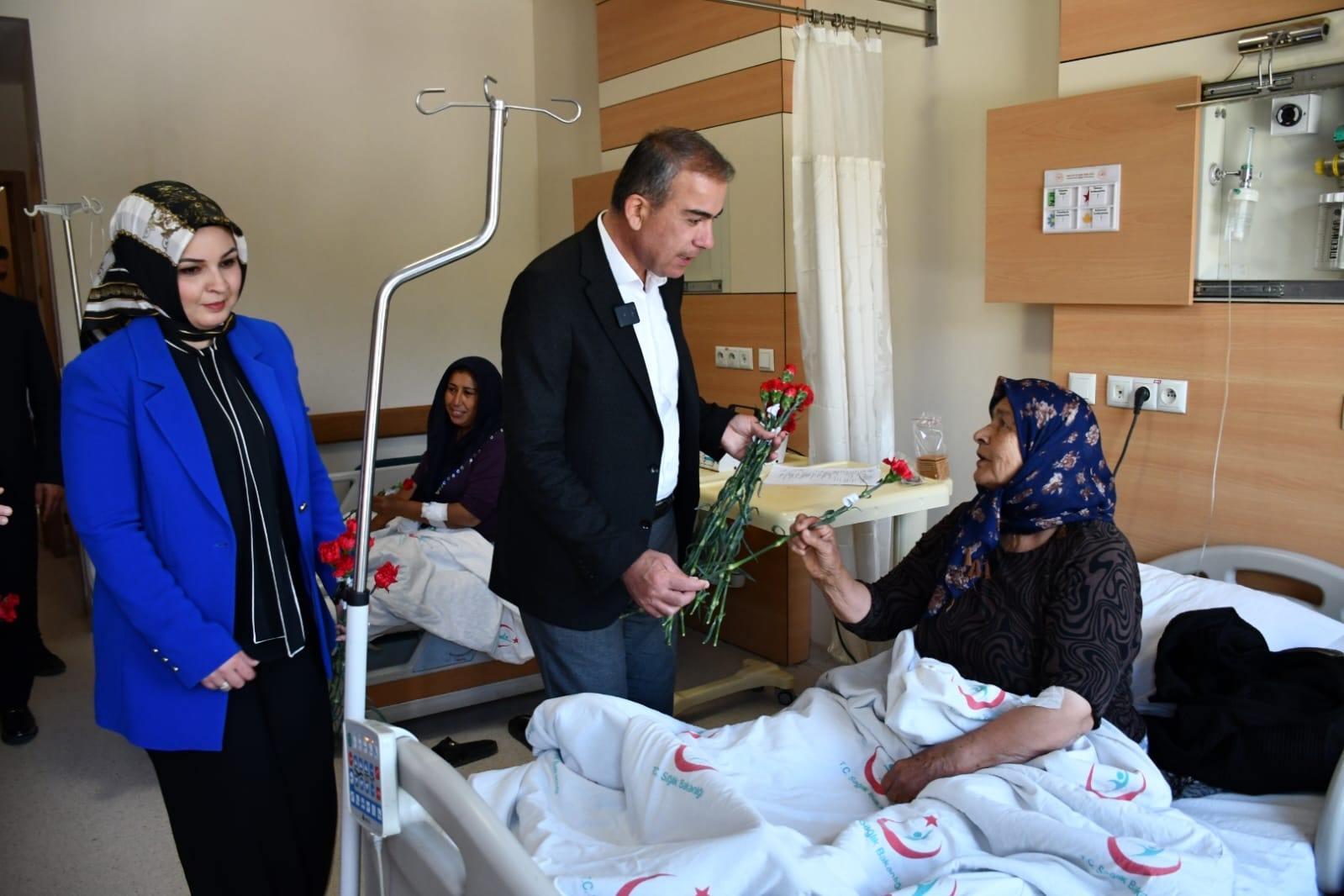 ÖMER ERDAL ÇELİK DEVLET HASTANESİNDE KADINLARA KARANFİL DAĞITTI