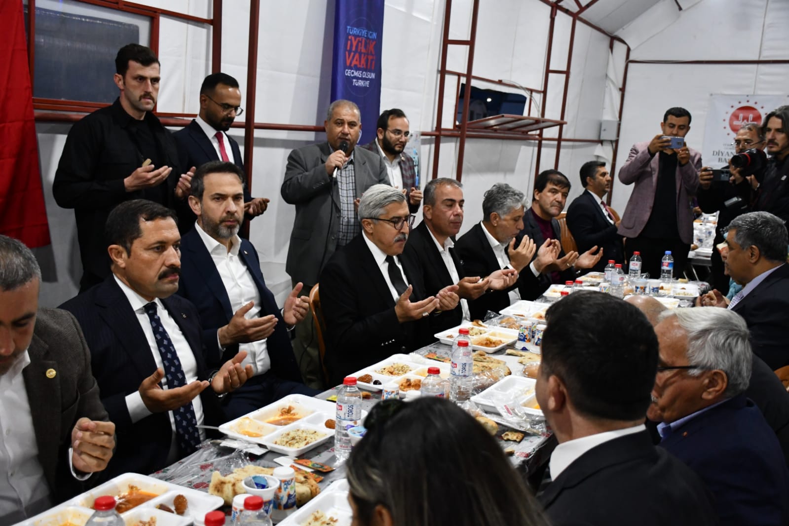 ÖMER ERDAL ÇELİK İFTARINI BAKAN BAYRAKTAR İLE BİRLİKTE AÇTI