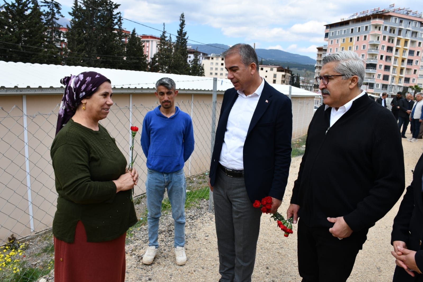 ÖMER ERDAL ÇELİK CEPHANELİK KONTEYNER KENTTE VATANDAŞLARI ZİYARET ETTİ