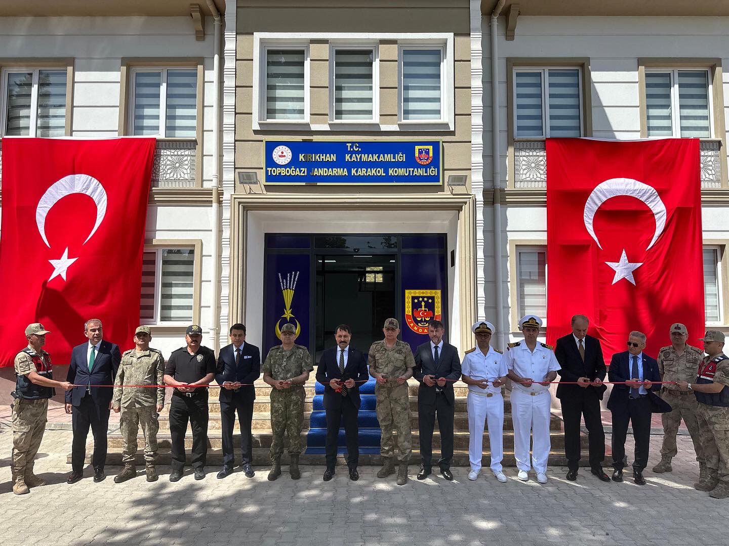 BAŞKAN ÇELİK’LE KIRIKHAN BELEDİYESİ HARIL HARIL ÇALIŞIYOR