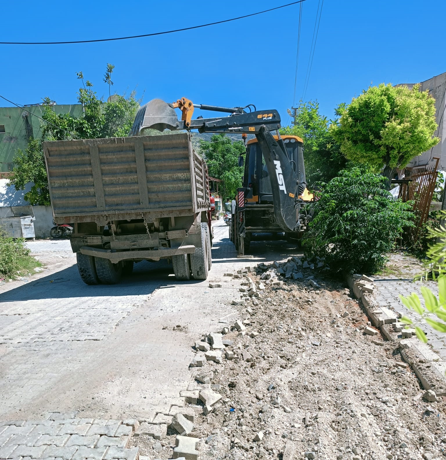 FEN İŞLERİ EKİPLERİMİZCE 11 MAHALLEMİZDE EŞZAMANLI ÇALIŞMALARIMIZI SÜRDÜRÜYORUZ (3)