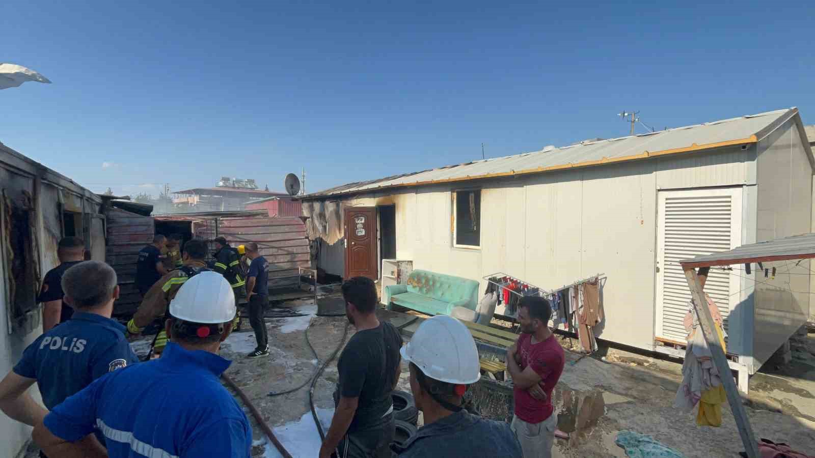 DEPREMZEDE VATANDAŞLARIN YAŞADIĞI 2 KONTEYNER ALEVLERE TESLİM OLDU