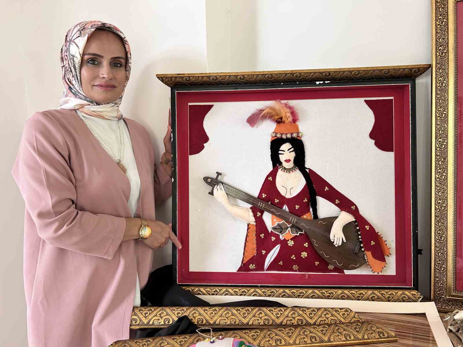 DEPREMDE YIKILAN İŞ YERİNDEN GERİYE KALAN ÜÇ BOYUTLU KEÇE TABLOSU HAYATA BAĞLADI KEÇE, AFETZEDE KADINLARIN ELİNDE ‘ÜÇ BOYUTLU TABLO' OLUYOR