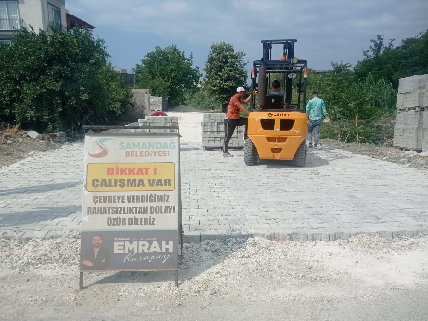 SAMANDAĞ’DA SOKAKLAR YENİLENİYOR, VATANDAŞLARIN YÜZÜ GÜLÜYOR.