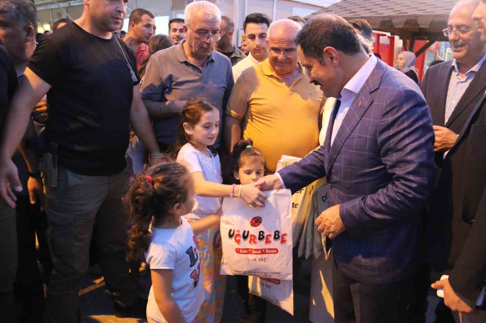 DEPREMİN VURDUĞU HATAY’DA PREFABRİK ÇARŞI ESNAFI 400 DEPREMZEDE ÇOCUĞA HEDİYE DAĞITTI