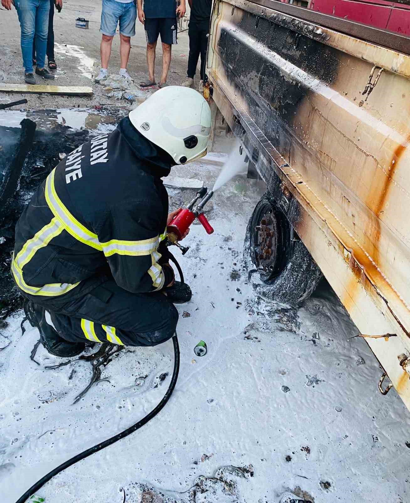 ANTAKYA’DA KAMYONETTE BAŞLAYAN YANGIN MALZEME DOLU KONTEYNIRA SIÇRADI