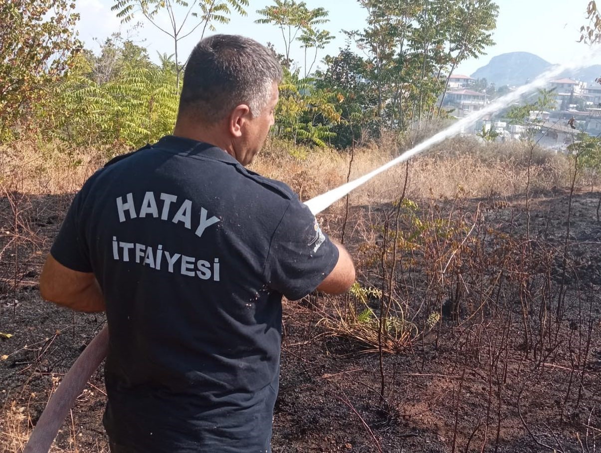 DEFNE’DE ÇIKAN BAHÇE YANGINI SÖNDÜRÜLDÜ