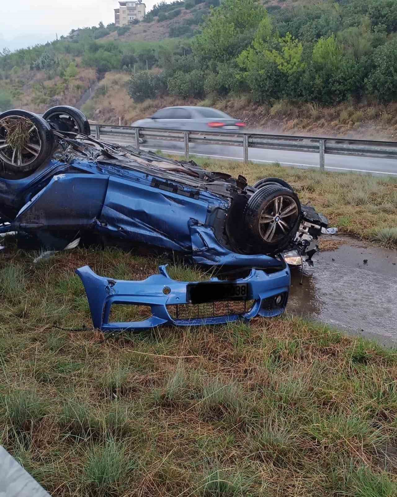 HATAY’DA TEK TARAFLI OLAN KAZADA OTOMOBİL TAKLA ATTI, 3 KİŞİ YARALANDI