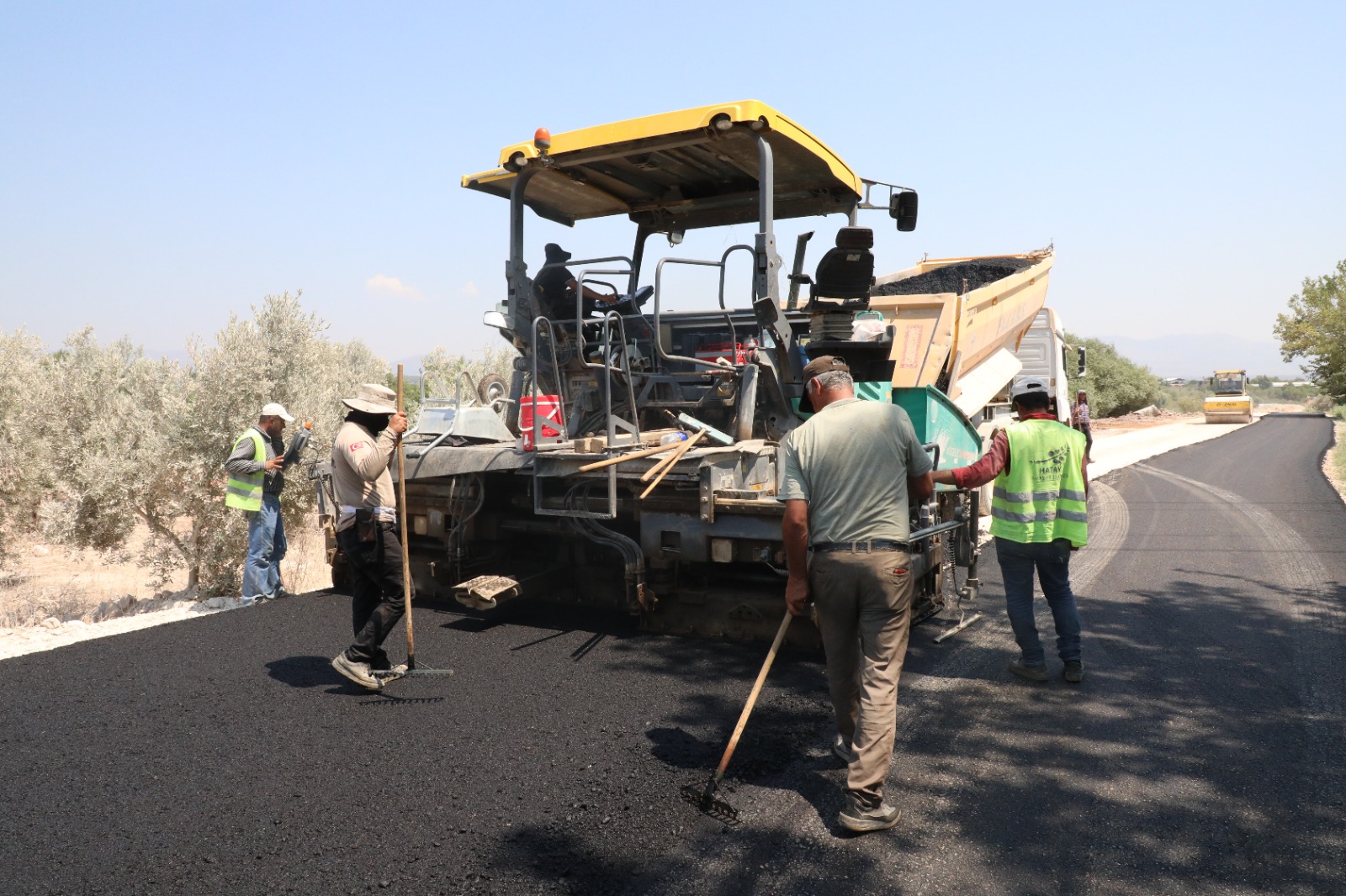 HASSA’DA 8 MAHALLE BETON ASFALTA KAVUŞUYOR