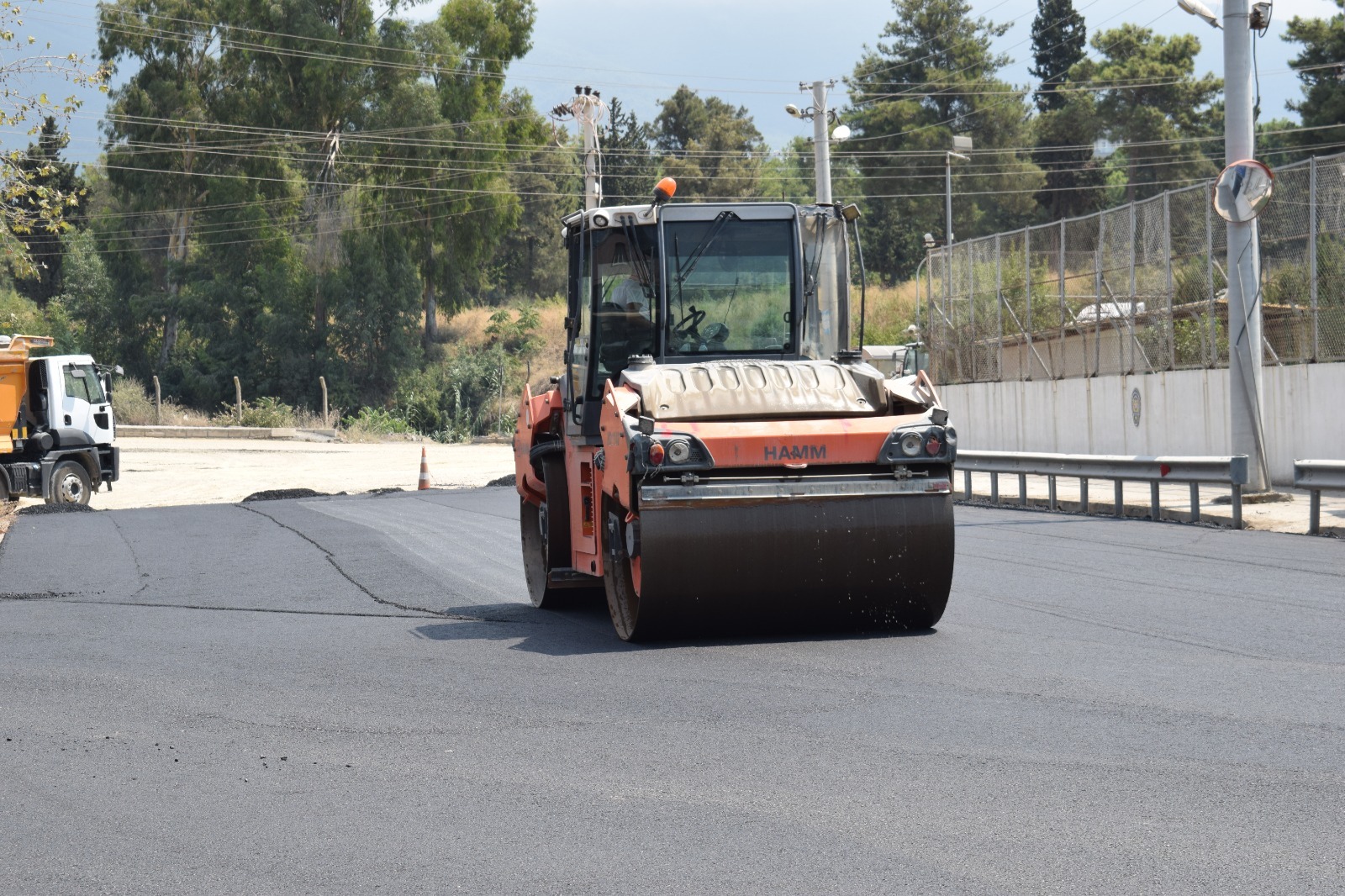 HATAY’IN 15 İLÇESİNDE ASFALT VE YOL YENİLEME ÇALIŞMASI SÜRÜYOR