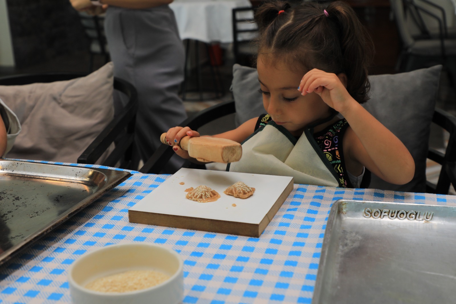 MİNİK ELLERİYLE LEZZETLİ KÖMBELER YAPTILAR