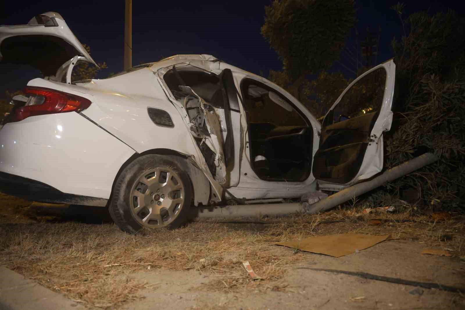 AYDINLATMA DİREĞİNE ÇARPARAK HURDAYA DÖNEN OTOMOBİLDEKİ 4 KİŞİ YARALANDI