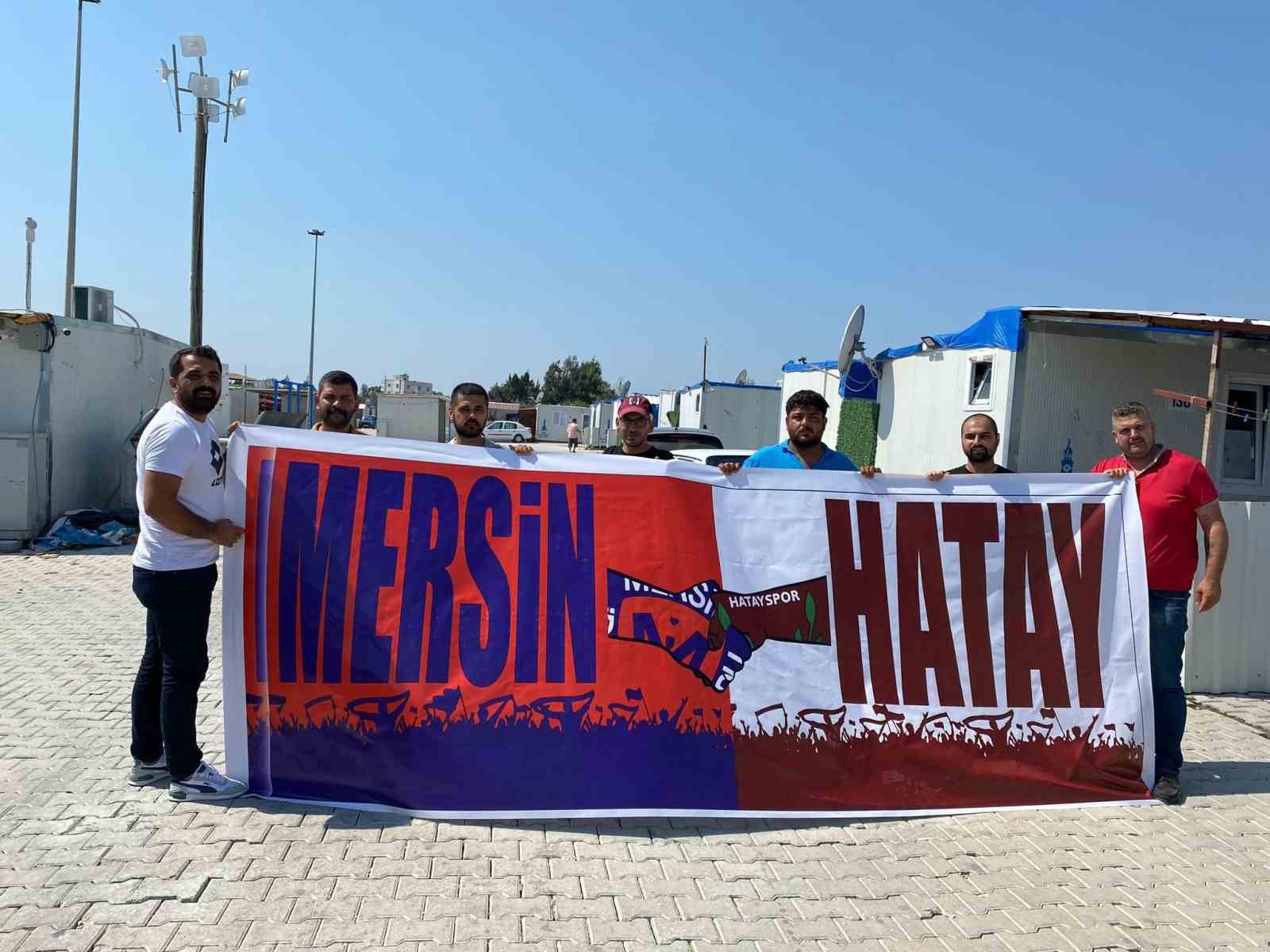 HATAY’DA TARAFTARLAR DEPREMZEDE ÇOCUKLARA KIRTASİYE MALZEMESİ DAĞITI