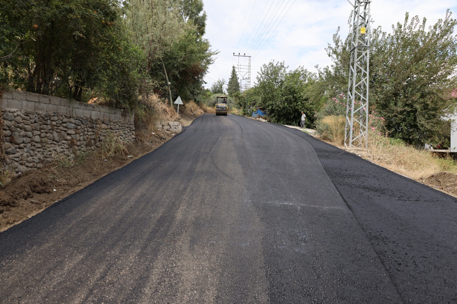 TAHTAKÖPRÜ’YE 4,5 KM BETON ASFALT